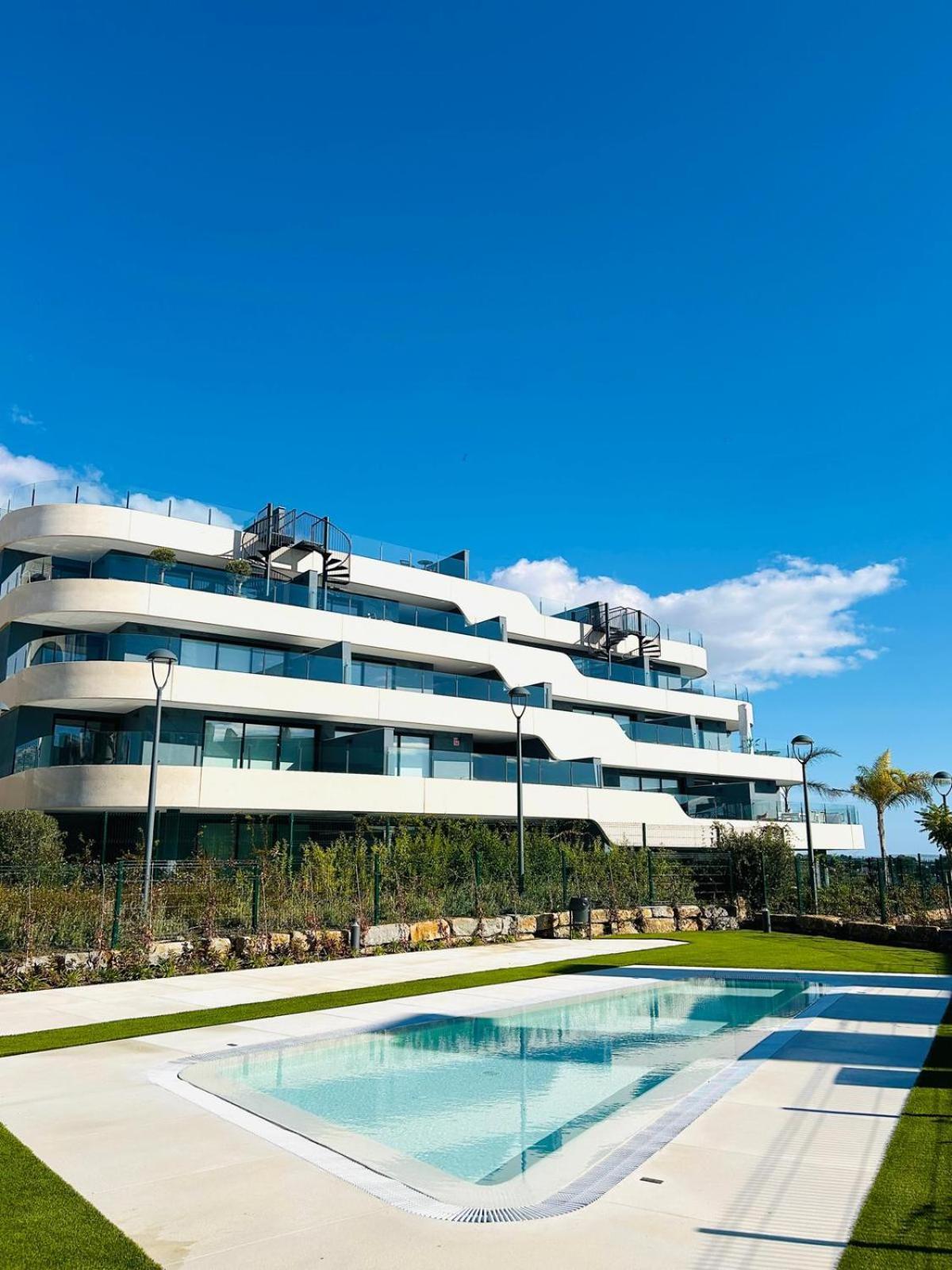 Oasis Seaside Elegance With Ocean & Mountain View Apartamento Estepona