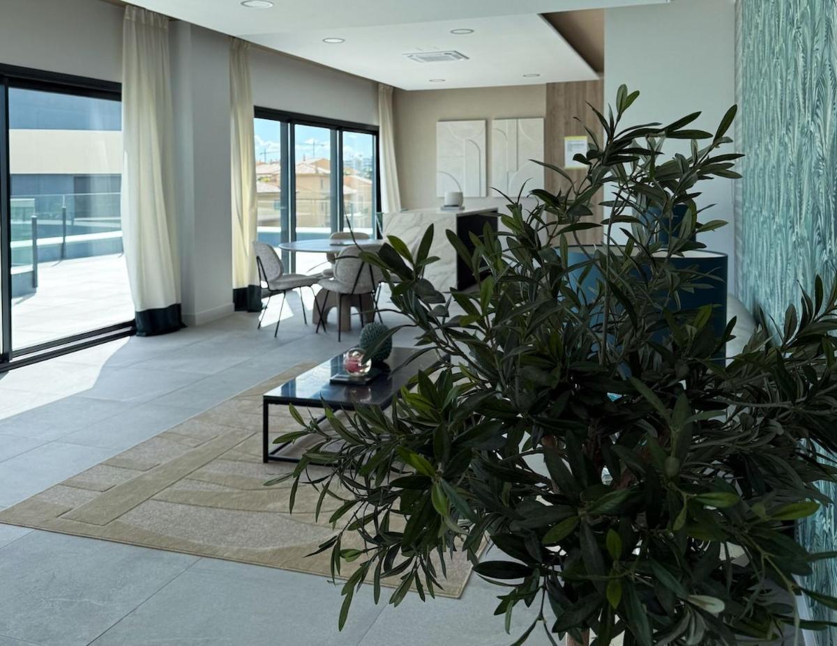 Apartamento Oasis Seaside Elegance With Ocean & Mountain View